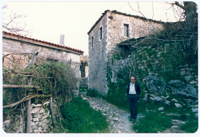  Ο Θόδωρος Αγγελόπουλος στο πατρικό του σπίτι στην Αμπελιώνα, 1986