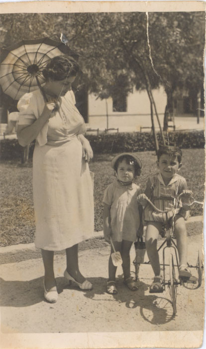  Ο Θόδωρος Αγγελόπουλος με τη μητέρα και την αδερφή του σε ηλικία περίπου 4-5 ετών.