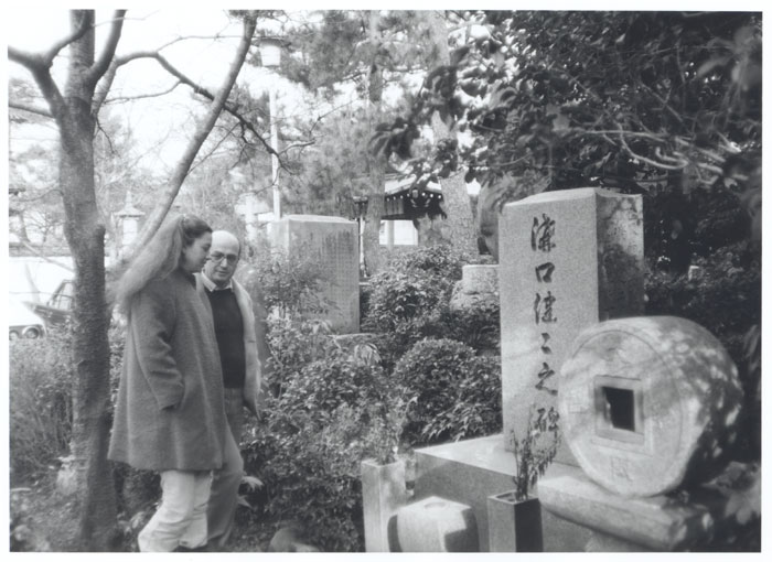  Ο Θόδωρος Αγγελόπουλος και η Φοίβη Οικονομοπούλου στον τάφο του Mizoguchi, Τόκυο 1981.