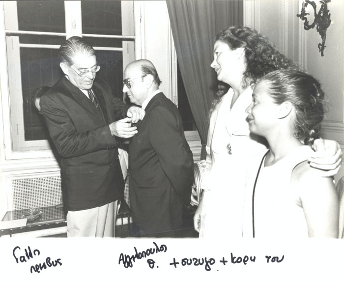  Ο Θόδωρος Αγγελόπουλος και η Φοίβη Οικονομοπούλου με την κόρη τους Άννα και το Γάλλο Πρέσβη, 1992