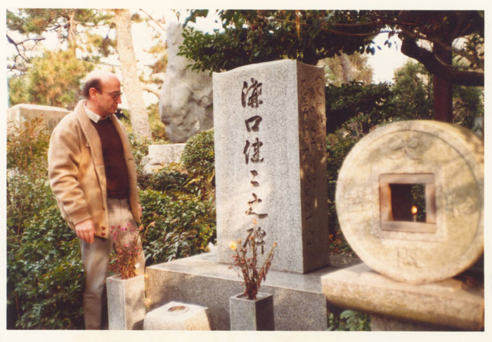  Ο Θόδωρος Αγγελόπουλος στον τάφο του Mizoguchi, Τόκυο 1981
