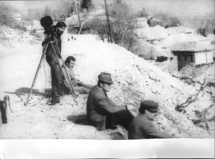 Theo&nbsp;Angelopoulos&nbsp;mit&nbsp;Mitarbeitenden&nbsp;und&nbsp;Freunden&nbsp;während&nbsp;Dreharbeiten&nbsp;zum&nbsp;Film&nbsp;&nbsp;«Die&nbsp;Rekonstruktion»,&nbsp;1969.