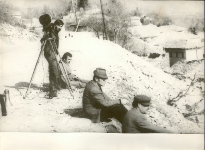 Theo&nbsp;Angelopoulos&nbsp;mit&nbsp;Mitarbeitenden&nbsp;während&nbsp;der&nbsp;Dreharbeiten&nbsp;zum&nbsp;Film&nbsp;«Die&nbsp;Rekonstruktion»,&nbsp;1969.
