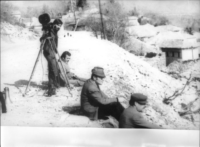 Theo&nbsp;Angelopoulos&nbsp;während&nbsp;Dreharbeiten&nbsp;zum&nbsp;Film&nbsp;«Die&nbsp;Rekonstruktion»,&nbsp;1969.