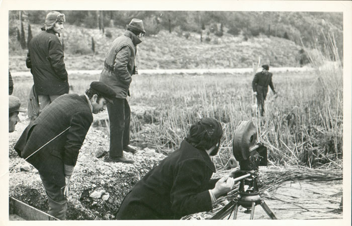 Theo&nbsp;Angelopoulos&nbsp;mit&nbsp;seinen&nbsp;Mitarbeitenden&nbsp;und&nbsp;Freunden&nbsp;während&nbsp;Dreharbeiten&nbsp;zum&nbsp;Film&nbsp;&nbsp;&nbsp;&nbsp;«Die&nbsp;Rekonstruktion»,&nbsp;1969.