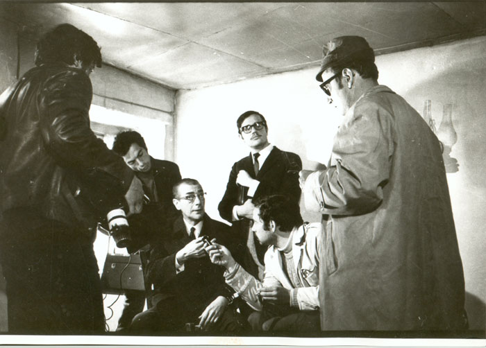 Theo&nbsp;Angelopoulos&nbsp;hält&nbsp;in&nbsp;Koukouli&nbsp;Ausschau&nbsp;nach&nbsp;Drehplätzen&nbsp;für&nbsp;den&nbsp;Film&nbsp;«Die&nbsp;Rekonstruktion»,&nbsp;1969.