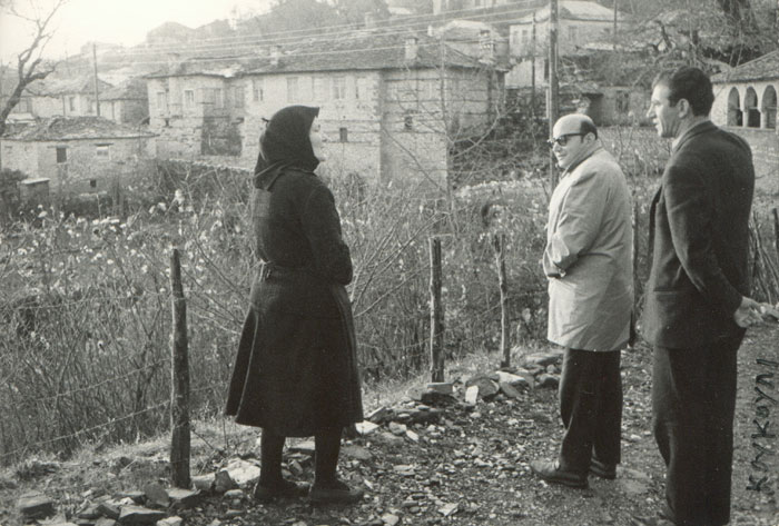 Theo&nbsp;Angelopoulos&nbsp;mit&nbsp;seinen&nbsp;Mitarbeitenden&nbsp;und&nbsp;Freunden&nbsp;während&nbsp;Dreharbeiten&nbsp;zum&nbsp;Film&nbsp;&nbsp;&nbsp;&nbsp;«Die&nbsp;Rekonstruktion»,&nbsp;1969.