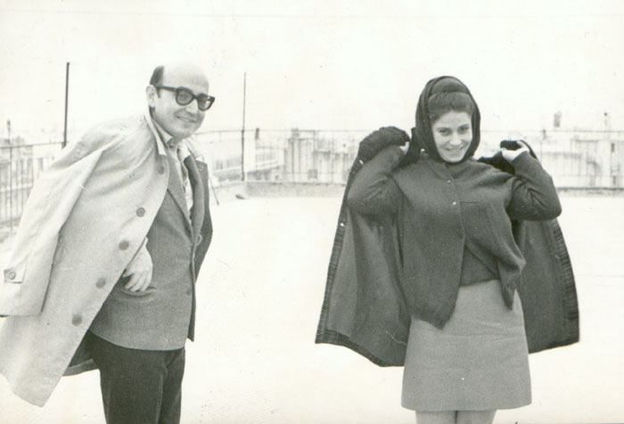 Theo&nbsp;Angelopoulos&nbsp;mit&nbsp;Thoula&nbsp;Stathopoulos&nbsp;während&nbsp;Dreharbeiten&nbsp;zum&nbsp;Film&nbsp;«Die&nbsp;Rekonstruktion»,&nbsp;1969.