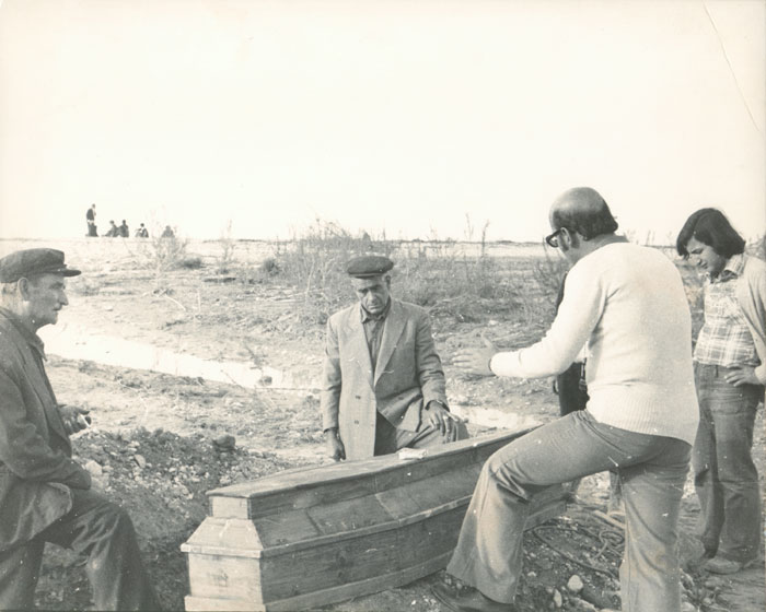 Theo&nbsp;Angelopoulos&nbsp;mit&nbsp;seinen&nbsp;Mitarbeitenden&nbsp;während&nbsp;Dreharbeiten&nbsp;zum&nbsp;Film&nbsp;«Die&nbsp;Wanderschauspieler»,&nbsp;1974.