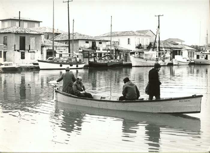 Theo&nbsp;Angelopoulos&nbsp;mit&nbsp;seinen&nbsp;Mitarbeitenden&nbsp;während&nbsp;Dreharbeiten&nbsp;zum&nbsp;Film&nbsp;«Die&nbsp;Wanderschauspieler»,&nbsp;1974.