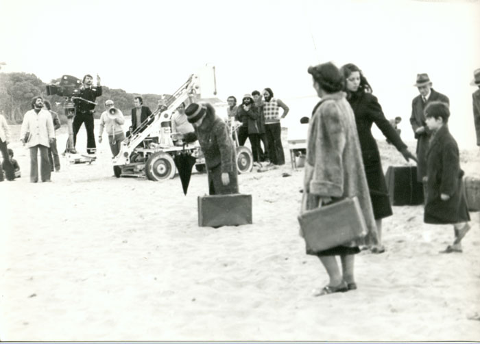 Theo&nbsp;Angelopoulos&nbsp;mit&nbsp;seinen&nbsp;Mitarbeitenden&nbsp;während&nbsp;Dreharbeiten&nbsp;zum&nbsp;Film&nbsp;«Die&nbsp;Wanderschauspieler»,&nbsp;1974.