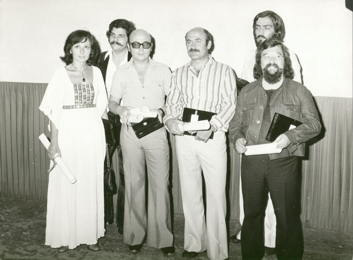 Theo Angelopoulos avec ses collaborateurs au Festival de Salonique pour la presentation du film “ Le Voyage des comédiens”, Photographie: K. Sakelari, 1975