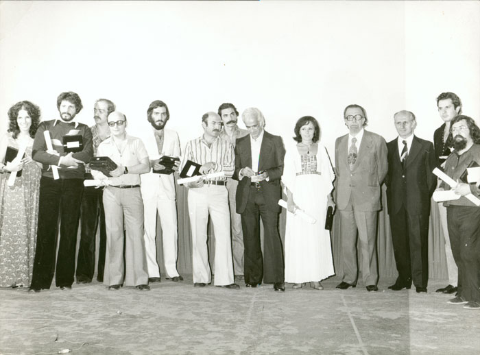 Theo&nbsp;Angelopoulos&nbsp;mit&nbsp;seinen&nbsp;Mitarbeitenden&nbsp;am&nbsp;Filmfestival&nbsp;Thessaloniki&nbsp;während&nbsp;der&nbsp;Präsentation&nbsp;seines&nbsp;Films&nbsp;&nbsp;«Die&nbsp;Wanderschauspieler»,&nbsp;Photo:&nbsp;K.&nbsp;Sakelari,&nbsp;1975.