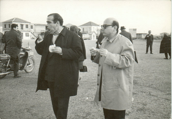 Theo&nbsp;Angelopoulos&nbsp;con&nbsp;un&nbsp;amigo&nbsp;en&nbsp;Rio&nbsp;durante&nbsp;las&nbsp;localizaciones&nbsp;para&nbsp;la&nbsp;película&nbsp;&laquo;Reconstrución&raquo;,&nbsp;1969