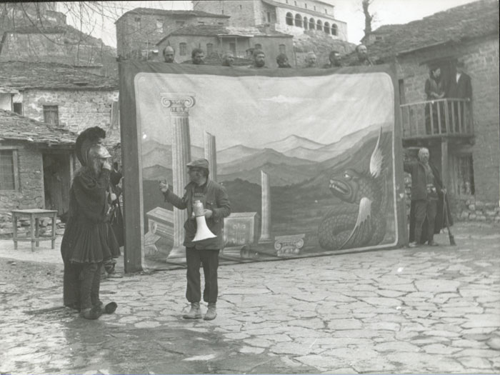 Theo&nbsp;Angelopoulos&nbsp;con&nbsp;Omero&nbsp;Antonuti&nbsp;durante&nbsp;el&nbsp;rodaje&nbsp;de&nbsp;la&nbsp;película&nbsp;&laquo;Alejandro&nbsp;el&nbsp;Grande&raquo;,&nbsp;1979