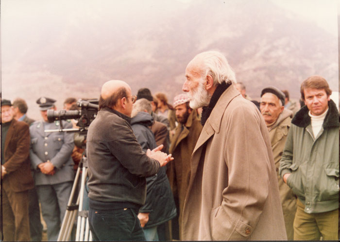 Theo&nbsp;Angelopoulos&nbsp;con&nbsp;Manos&nbsp;Katrakis&nbsp;y&nbsp;otros&nbsp;colaboradores&nbsp;durante&nbsp;el&nbsp;rodaje&nbsp;de&nbsp;la&nbsp;película&nbsp;&laquo;Viaje&nbsp;a&nbsp;Citera&raquo;,&nbsp;