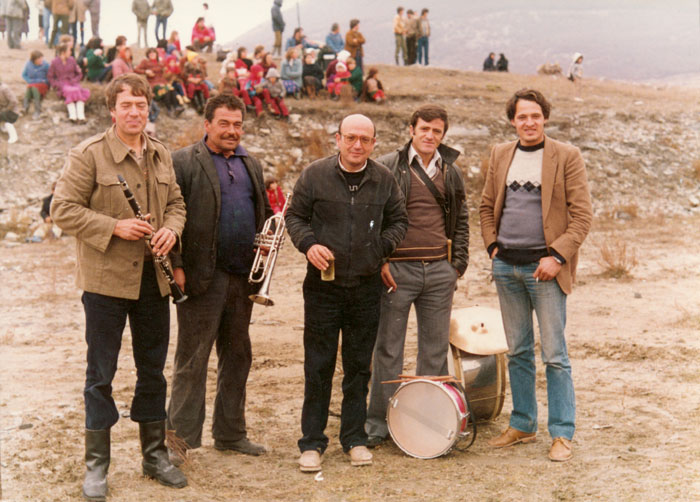 Theo&nbsp;Angelopoulos&nbsp;con&nbsp;los&nbsp;músicos&nbsp;durante&nbsp;el&nbsp;rodaje&nbsp;de&nbsp;la&nbsp;película&nbsp;&laquo;Viaje&nbsp;a&nbsp;Citera&raquo;