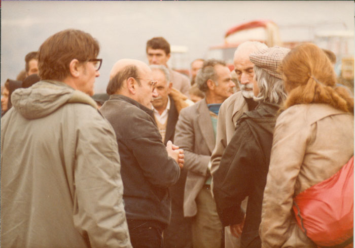 Theo&nbsp;Angelopoulos&nbsp;con&nbsp;Manos&nbsp;Katrakis&nbsp;y&nbsp;otros&nbsp;colaboradores&nbsp;durante&nbsp;el&nbsp;rodaje&nbsp;de&nbsp;la&nbsp;película&nbsp;&laquo;Viaje&nbsp;a&nbsp;Citera&raquo;,&nbsp;