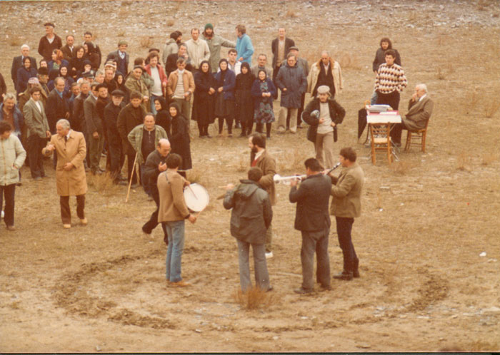 Theo&nbsp;Angelopoulos&nbsp;con&nbsp;sus&nbsp;colaboradores&nbsp;durante&nbsp;el&nbsp;rodaje&nbsp;de&nbsp;la&nbsp;película&nbsp;&laquo;Viaje&nbsp;a&nbsp;Citera&raquo;,&nbsp;