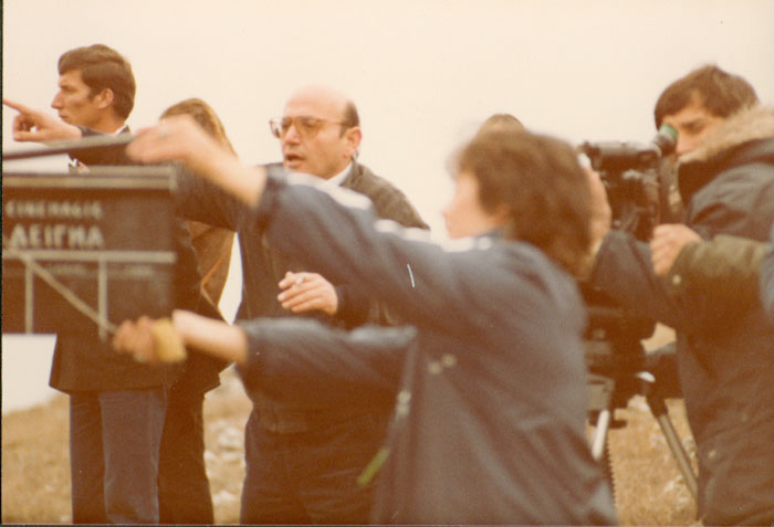 Theo&nbsp;Angelopoulos&nbsp;con&nbsp;sus&nbsp;colaboradores&nbsp;durante&nbsp;el&nbsp;rodaje&nbsp;de&nbsp;la&nbsp;película&nbsp;&laquo;Viaje&nbsp;a&nbsp;Citera&raquo;,&nbsp;