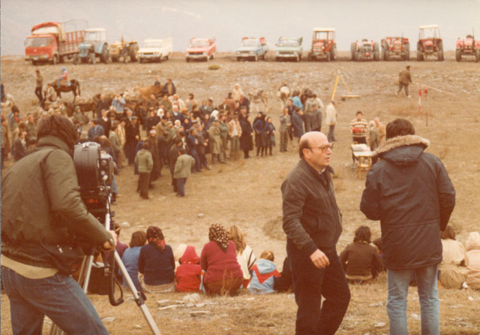 Theo&nbsp;Angelopoulos&nbsp;con&nbsp;sus&nbsp;colaboradores&nbsp;durante&nbsp;el&nbsp;rodaje&nbsp;de&nbsp;la&nbsp;película&nbsp;&laquo;Viaje&nbsp;a&nbsp;Citera&raquo;,&nbsp;1983