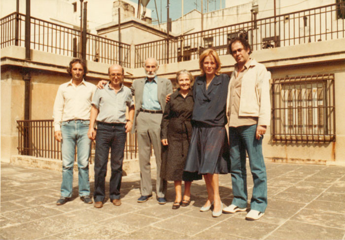 Theo&nbsp;Angelopoulos&nbsp;con&nbsp;Manos&nbsp;Katrakis&nbsp;y&nbsp;otros&nbsp;colaboradores&nbsp;durante&nbsp;el&nbsp;rodaje&nbsp;de&nbsp;la&nbsp;película&nbsp;&laquo;Viaje&nbsp;a&nbsp;Citera