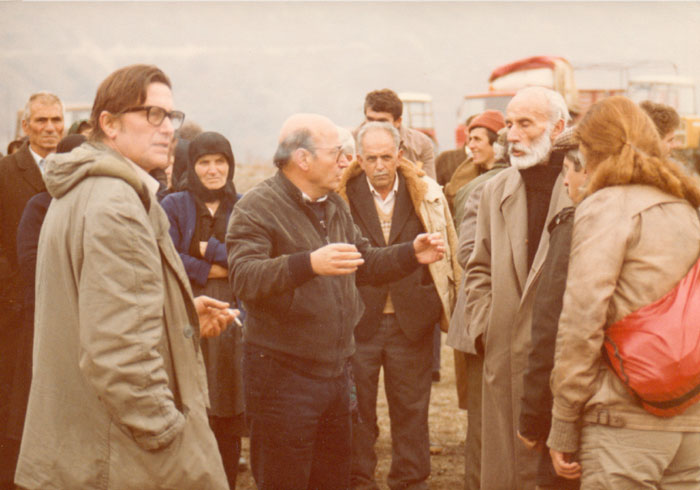 Theo&nbsp;Angelopoulos,&nbsp;Manos&nbsp;Katrakis&nbsp;und&nbsp;Mitarbeitende&nbsp;während&nbsp;den&nbsp;Dreharbeiten&nbsp;zum&nbsp;Film&nbsp;«Reise&nbsp;nach&nbsp;Kithera».