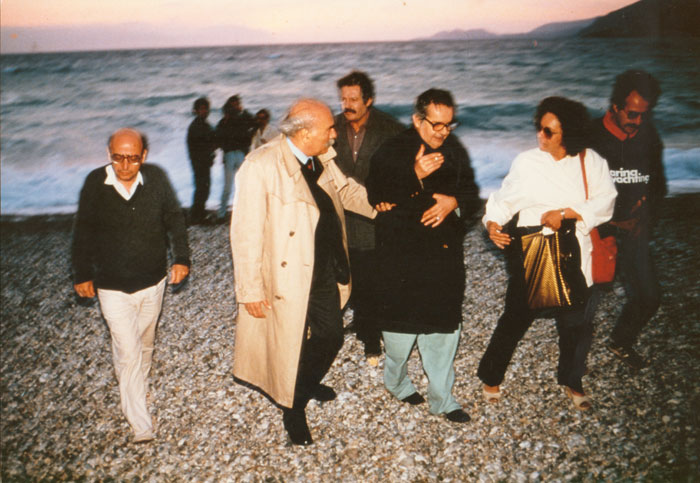 Theo&nbsp;Angelopoulos,&nbsp;Marcello&nbsp;Mastroianni&nbsp;und&nbsp;Mitarbeitende&nbsp;während&nbsp;der&nbsp;Dreharbeiten&nbsp;zum&nbsp;Film&nbsp;«Der&nbsp;Bienenzüchter»,&nbsp;(A).