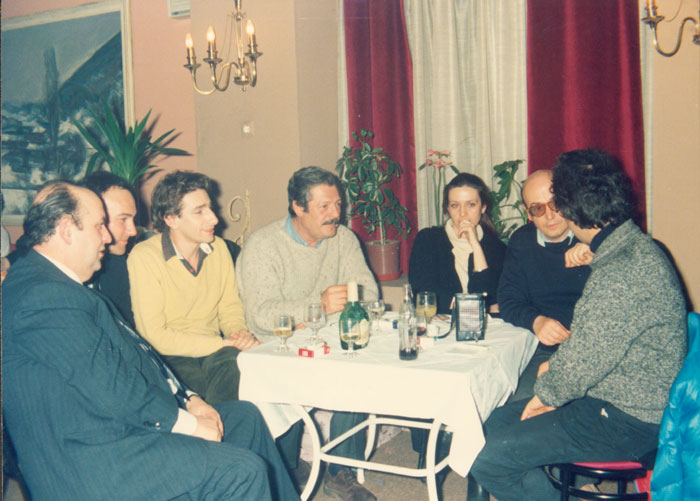 Theo&nbsp;Angelopoulos,&nbsp;Marcello&nbsp;Mastroianni&nbsp;und&nbsp;Mitarbeitende&nbsp;während&nbsp;der&nbsp;Dreharbeiten&nbsp;zum&nbsp;Film&nbsp;«Der&nbsp;Bienenzüchter».