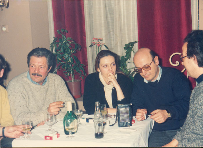 Theo&nbsp;Angelopoulos,&nbsp;Marcello&nbsp;Mastroianni&nbsp;und&nbsp;Mitarbeitende&nbsp;während&nbsp;der&nbsp;Dreharbeiten&nbsp;zum&nbsp;Film&nbsp;«Der&nbsp;Bienenzüchter».