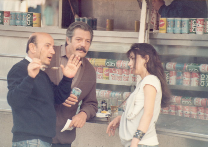 Theo&nbsp;Angelopoulos&nbsp;mit&nbsp;Marcello&nbsp;Mastroianni&nbsp;und&nbsp;Nadia&nbsp;Maourouzi&nbsp;während&nbsp;der&nbsp;Dreharbeiten&nbsp;zum&nbsp;Film&nbsp;«Der&nbsp;Bienenzüchter»,&nbsp;Video&nbsp;Mitropoapas.