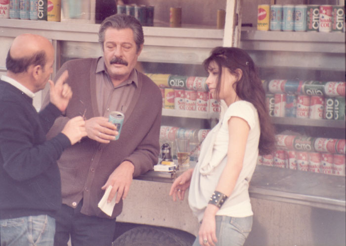 Theo&nbsp;Angelopoulos&nbsp;mit&nbsp;Marcello&nbsp;Mastroianni&nbsp;und&nbsp;Nadia&nbsp;Maourouzi&nbsp;während&nbsp;der&nbsp;Dreharbeiten&nbsp;zum&nbsp;Film&nbsp;«Der&nbsp;Bienenzüchter».