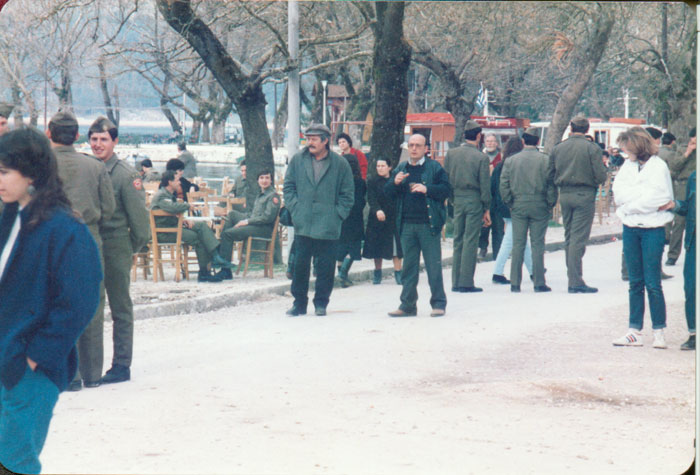 Theo&nbsp;Angelopoulos&nbsp;und&nbsp;Marcello&nbsp;Mastroianni&nbsp;mit&nbsp;Mitarbeitenden&nbsp;während&nbsp;der&nbsp;Dreharbeiten&nbsp;zum&nbsp;&nbsp;Film&nbsp;«Der&nbsp;Bienenzüchter».