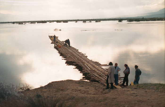 Theo&nbsp;Angelopoulos&nbsp;und&nbsp;Mitarbeitende&nbsp;während&nbsp;der&nbsp;Dreharbeiten&nbsp;zum&nbsp;Film&nbsp;«Der&nbsp;schwebende&nbsp;Schritt&nbsp;des&nbsp;Storches»,&nbsp;1990.