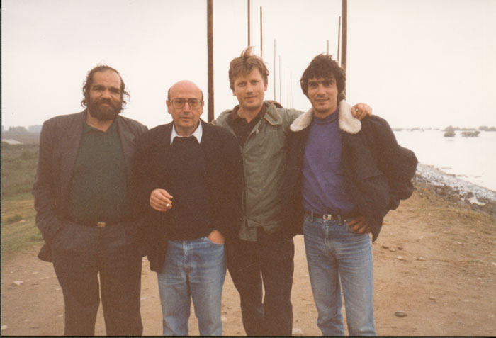 Theo&nbsp;Angelopoulos&nbsp;und&nbsp;Mitarbeitenden&nbsp;während&nbsp;der&nbsp;Dreharbeiten&nbsp;zum&nbsp;Film&nbsp;«Der&nbsp;schwebende&nbsp;Schritt&nbsp;des&nbsp;Storches»,&nbsp;1990.