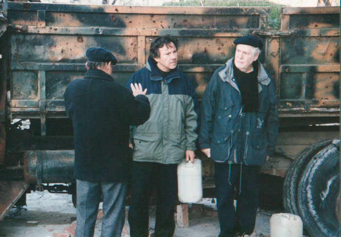 Theo&nbsp;Angelopoulos,&nbsp;Harvey&nbsp;Keitel&nbsp;und&nbsp;Erlund&nbsp;Josephson&nbsp;während&nbsp;Dreharbeiten&nbsp;zum&nbsp;Film&nbsp;«Der&nbsp;Blick&nbsp;des&nbsp;Odysseus»,&nbsp;1994.