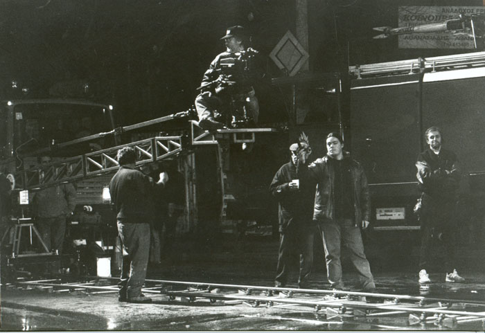 Theo&nbsp;Angelopoulos&nbsp;und&nbsp;Mitarbeitende&nbsp;während&nbsp;der&nbsp;Dreharbeiten&nbsp;zum&nbsp;Film&nbsp;«Die&nbsp;Ewigkeit&nbsp;und&nbsp;ein&nbsp;Tag»,&nbsp;Maria&nbsp;Yanopoulos.