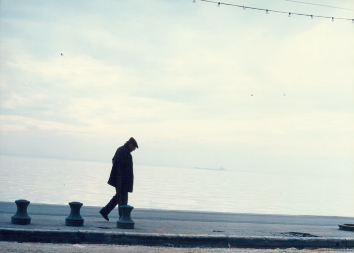 &nbsp;Theo&nbsp;Angelopoulos&nbsp;während&nbsp;Dreharbeiten&nbsp;zum&nbsp;Film&nbsp;«Die&nbsp;Ewigkeit&nbsp;und&nbsp;ein&nbsp;Tag»&nbsp;in&nbsp;Thessaloniki,&nbsp;1997.