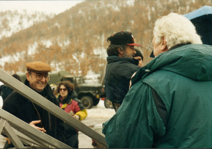 &nbsp;&nbsp;Theo&nbsp;Angelopoulos&nbsp;und&nbsp;Mitarbeitende&nbsp;während&nbsp;der&nbsp;Dreharbeiten&nbsp;zum&nbsp;Film&nbsp;«Die&nbsp;Ewigkeit&nbsp;und&nbsp;ein&nbsp;Tag»,&nbsp;1997.