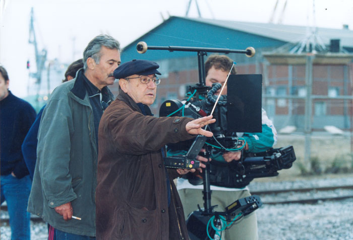 &nbsp;Theo&nbsp;Angelopoulos&nbsp;und&nbsp;Mitarbeitende&nbsp;während&nbsp;der&nbsp;Dreharbeiten&nbsp;zum&nbsp;Film&nbsp;«Eleni&nbsp;-&nbsp;die&nbsp;Erde&nbsp;weint».&nbsp;