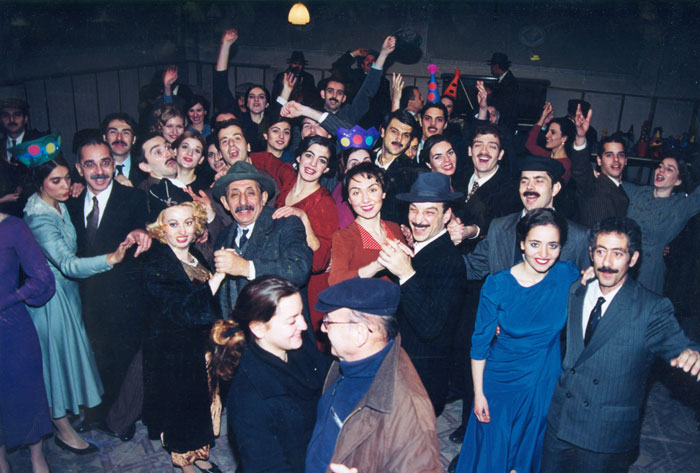 Theo&nbsp;Angelopoulos&nbsp;und&nbsp;Mitarbeitende&nbsp;während&nbsp;der&nbsp;Dreharbeiten&nbsp;zum&nbsp;Film&nbsp;«Eleni&nbsp;-&nbsp;die&nbsp;Erde&nbsp;weint»,&nbsp;Fotoreportage&nbsp;in&nbsp;Griechenland&nbsp;und&nbsp;im&nbsp;Ausland:&nbsp;Yanis&nbsp;Kiriakidis,&nbsp;2002.