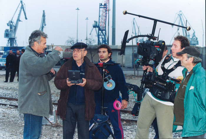 &nbsp;Theo&nbsp;Angelopoulos&nbsp;und&nbsp;Mitarbeitende&nbsp;während&nbsp;der&nbsp;Dreharbeiten&nbsp;zum&nbsp;Film&nbsp;«Eleni&nbsp;-&nbsp;die&nbsp;Erde&nbsp;weint»,&nbsp;Fotoreportage&nbsp;in&nbsp;Griechenland&nbsp;und&nbsp;im&nbsp;Ausland:&nbsp;Yanis&nbsp;Kiriakidis,&nbsp;2002.