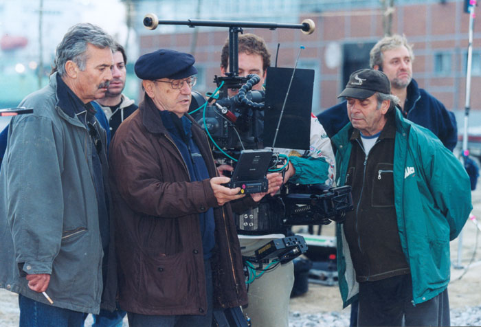 &nbsp;Theo&nbsp;Angelopoulos&nbsp;und&nbsp;Mitarbeitende&nbsp;während&nbsp;der&nbsp;Dreharbeiten&nbsp;zum&nbsp;Film&nbsp;«Eleni&nbsp;-&nbsp;die&nbsp;Erde&nbsp;weint»,&nbsp;Fotoreportage&nbsp;in&nbsp;Griechenland&nbsp;und&nbsp;im&nbsp;Ausland:&nbsp;Yanis&nbsp;Kiriakidis,&nbsp;2002.