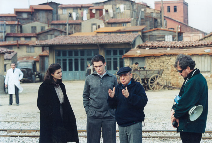 Theo&nbsp;Angelopoulos,&nbsp;Alexundra&nbsp;Aidini&nbsp;und&nbsp;Nikos&nbsp;Poursanidis&nbsp;während&nbsp;Dreharbeiten&nbsp;zum&nbsp;Film&nbsp;«Eleni&nbsp;-&nbsp;die&nbsp;Erde&nbsp;weint»,&nbsp;Fotoreportage&nbsp;in&nbsp;Griechenland&nbsp;und&nbsp;im&nbsp;Ausland:&nbsp;Yanis&nbsp;Kiriakidis,&nbsp;2002.