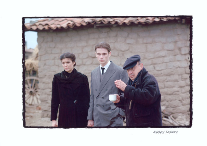 &nbsp;Theo&nbsp;Angelopoulos,&nbsp;Alexundra&nbsp;Aidini&nbsp;und&nbsp;Nikos&nbsp;Poursanidis&nbsp;während&nbsp;Dreharbeiten&nbsp;zum&nbsp;Film&nbsp;«Eleni&nbsp;-&nbsp;die&nbsp;Erde&nbsp;weint»,&nbsp;Fotoreportage&nbsp;in&nbsp;Griechenland&nbsp;und&nbsp;im&nbsp;Ausland:&nbsp;Yanis&nbsp;Kiriakidis,&nbsp;2002.