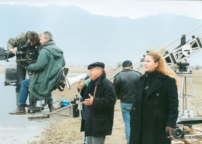 &nbsp;Theo&nbsp;Angelopoulos,&nbsp;Phoebe&nbsp;Economopoulos&nbsp;und&nbsp;Mitarbeitende&nbsp;während&nbsp;Dreharbeiten&nbsp;zum&nbsp;Film&nbsp;«Eleni&nbsp;-&nbsp;die&nbsp;Erde&nbsp;weint»,&nbsp;Fotoreportage&nbsp;in&nbsp;Griechenland&nbsp;und&nbsp;im&nbsp;Ausland:&nbsp;Yanis&nbsp;Kiriakidis,&nbsp;2002.