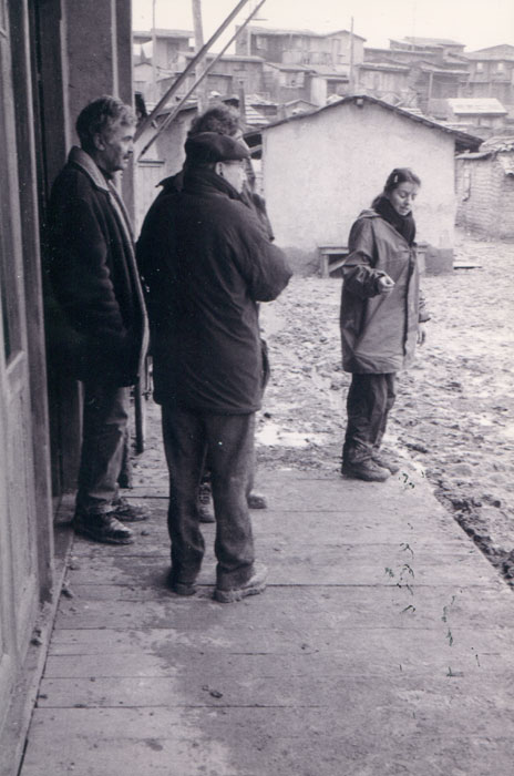 Theo&nbsp;Angelopoulos&nbsp;und&nbsp;Mitarbeitende&nbsp;während&nbsp;der&nbsp;Dreharbeiten&nbsp;zum&nbsp;Film&nbsp;«Eleni&nbsp;-&nbsp;die&nbsp;Erde&nbsp;weint»,&nbsp;2002.