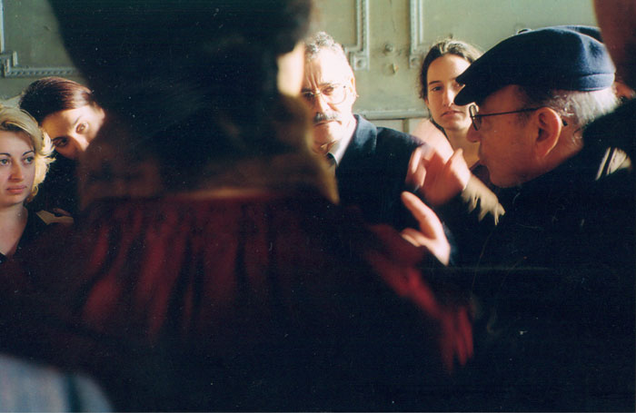 Theo&nbsp;Angelopoulos&nbsp;und&nbsp;Mitarbeitende&nbsp;während&nbsp;der&nbsp;Dreharbeiten&nbsp;zum&nbsp;Film&nbsp;«Eleni&nbsp;-&nbsp;die&nbsp;Erde&nbsp;weint»,&nbsp;2002.