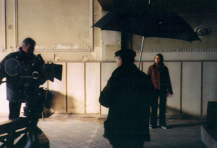 Theo&nbsp;Angelopoulos&nbsp;und&nbsp;Mitarbeitende&nbsp;während&nbsp;der&nbsp;Dreharbeiten&nbsp;zum&nbsp;Film&nbsp;«Eleni&nbsp;-&nbsp;die&nbsp;Erde&nbsp;weint»,&nbsp;2002.