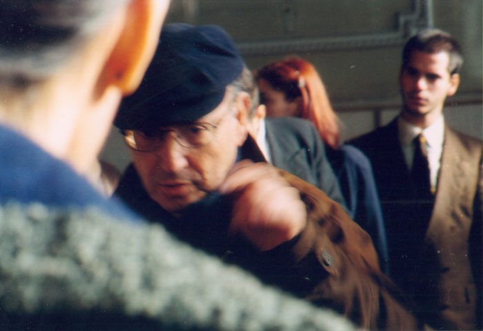 &nbsp;Theo&nbsp;Angelopoulos&nbsp;und&nbsp;Mitarbeitende&nbsp;während&nbsp;der&nbsp;Dreharbeiten&nbsp;zum&nbsp;Film&nbsp;«Eleni&nbsp;-&nbsp;die&nbsp;Erde&nbsp;weint»,&nbsp;2002.